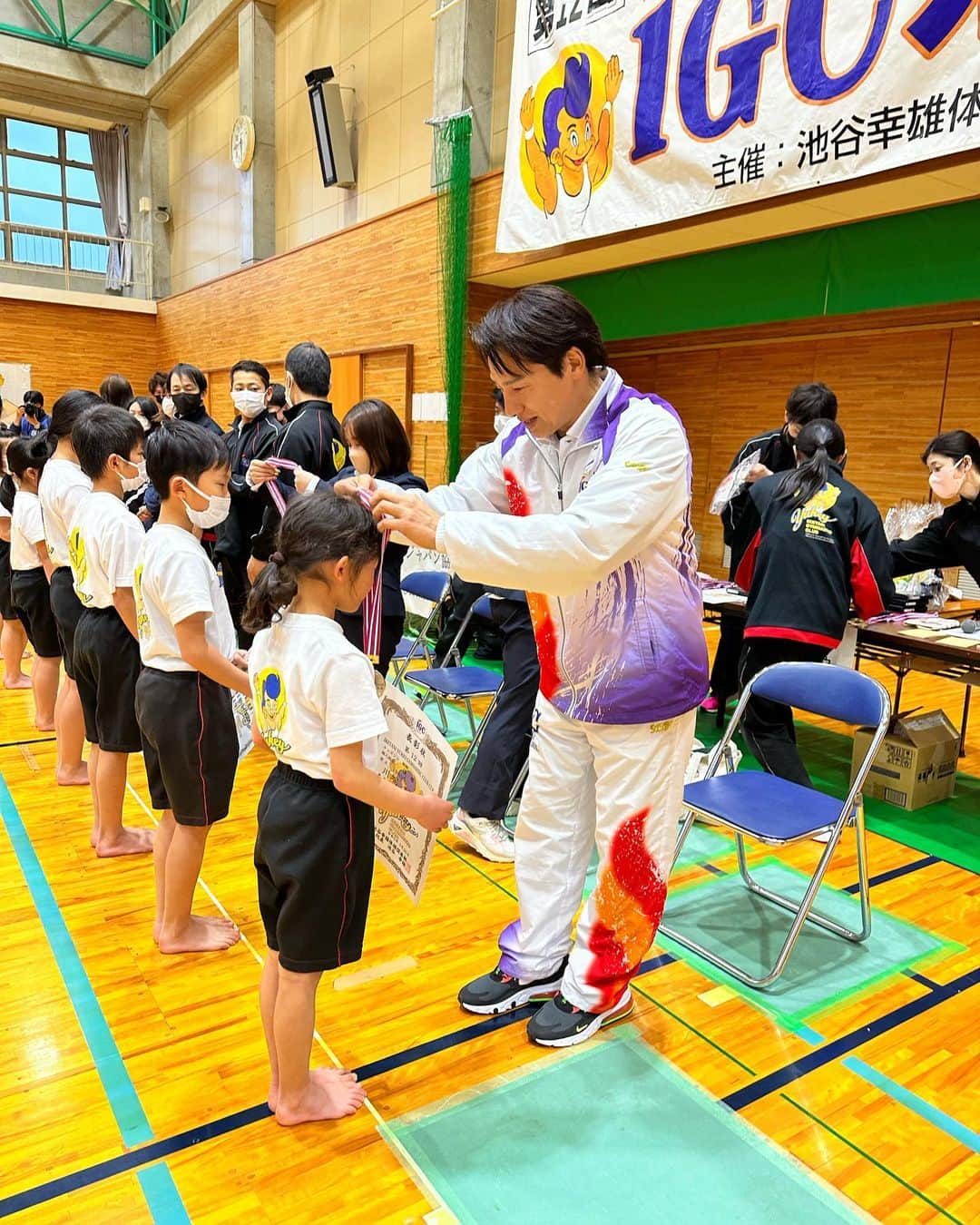 池谷幸雄のインスタグラム：「第12回IGCカップ近江八幡大会、無事に終了しました🤸🏻🤸🏻‍♀️🤸🏻‍♂️雨で気温も低く大変でしたが、例年よりは寒くなかったので助かりました。みんな元気に演技をしてくれました！やっといつも通りの大会ができてほんとに良かったです❗️ #池谷幸雄体操倶楽部 #池谷幸雄体操倶楽部近江八幡 #体操 #池谷幸雄体操倶楽部稲沢校 #試合 #表彰式 #開会式 #閉会式 #igcカップ」