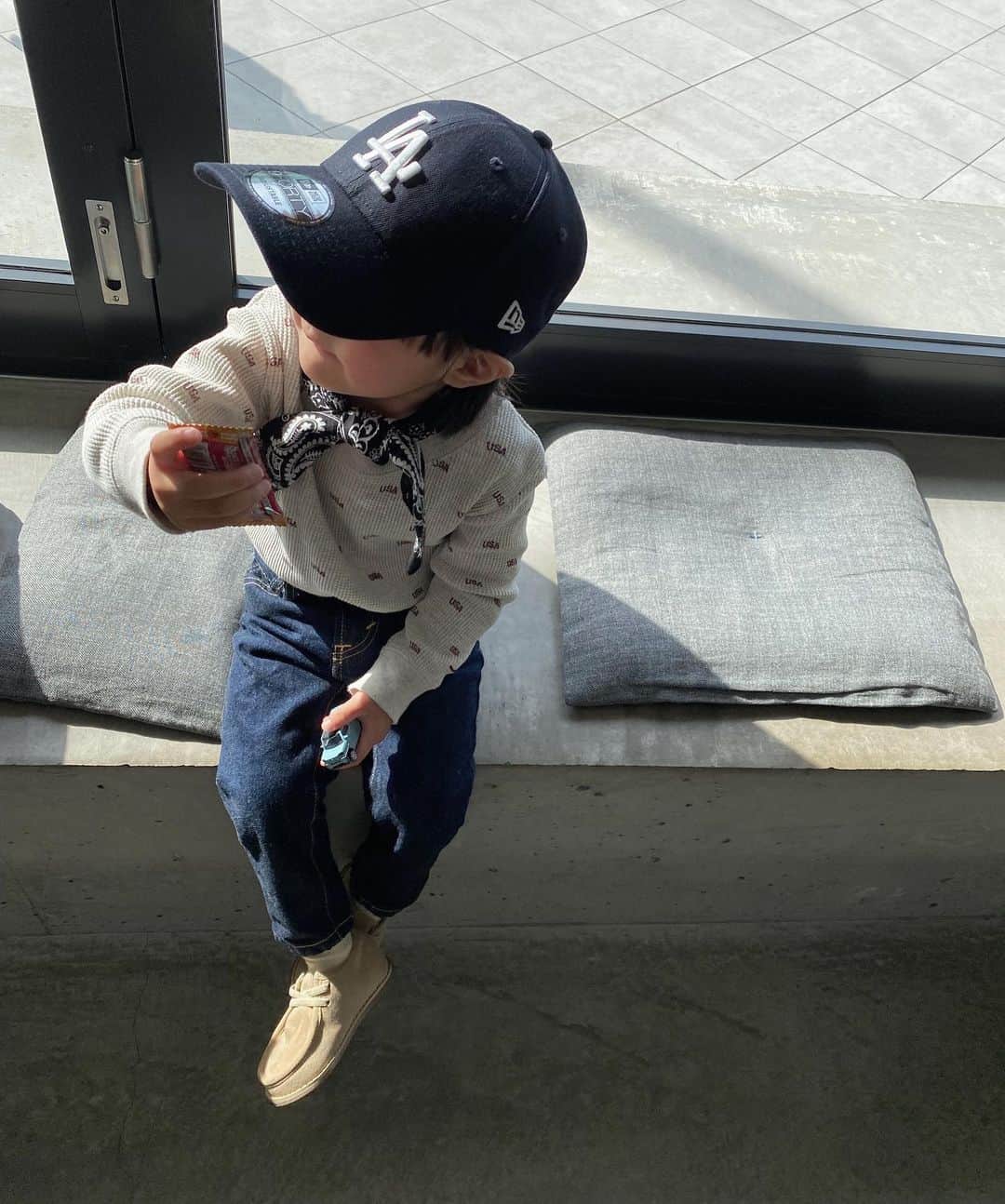 樽見麻緒のインスタグラム：「最近の息子服たち👕🦕💙🧢 男の子の組み合わせってパンツしか選択肢ないから難しいけど、まだ自分でこれ着たいとかこだわりないから 完全私好みで楽しませてもらってる✌🏻笑  #kids#kidscode#kidsfashion#mom#momofboys#キッズコーデ#キッズコーデ男の子#男の子ママ#こどものいる暮らし#3歳#キッズファッション#おでかけコーデ#休日コーデ#ママライフ#洋服好き#新米ママ#子供服」