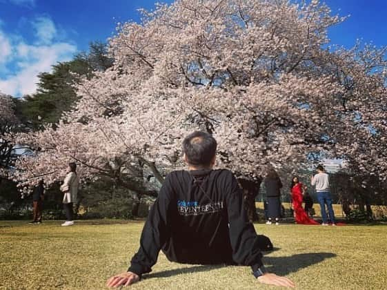 佐藤大樹さんのインスタグラム写真 - (佐藤大樹Instagram)「誕生日、自分でも忘れてたのにコカドさんと坪倉さんにめちゃくちゃ祝ってもらって感動です🥹 なんとプレゼントでコカドさん手作り『コカドバック』頂きました🎁✨ 35歳もみんなに笑顔届けるね😉💕  #マイトレジャー #コカドミシン　 #坪倉さんは景色くれた #デケー #あったかいんだからぁ」3月30日 0時08分 - kumamushi_sato