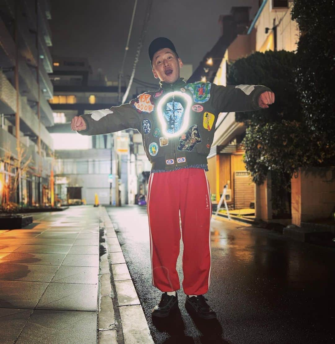 市川刺身さんのインスタグラム写真 - (市川刺身Instagram)「今日の服装。 ちょっと寒いけど久しぶりにMANTRAのカレー食べれて頑張れました。  MKMのジャケットの本領発揮フラッシュでリフレクターが光る安全仕様。 前閉じちゃったけど中は大学の時から着てる襟なしシャツ。 最高円寺の赤ジャージを靴下に突っ込んで。 ネタあったからasicsの黒靴に黒の無駄づくりキャップ。  #今日着た服 #ファッション #リフレクター #最高円寺 #asics #なごみの湯 #今日も気持ちよかったです #MANTRA #カレー #美味すぎ」3月30日 0時09分 - soitsudoitsu