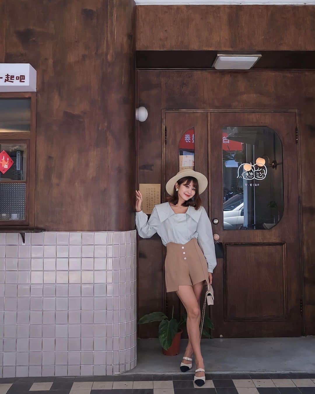 のインスタグラム：「耶～又解鎖一家 #台南早午餐 這間在 #全美戲院 旁邊一些 坐位區在二樓 整體空間很舒適🤎 餐點好吃（而且是吃得飽的那種😋） 我們點的是 #兩種烤餅 🥙 $260 兩種都好吃～餅皮脆脆的我喜歡 也好愛🧀️起司的部分🤤  & #美式異鄉牛 🥪 $280 口味偏重一點，牛肉很入味～吃起來蠻過癮的😋 餐點都有附薯塊&錫蘭紅茶 （更換其他飲料折扣$50） - @ichi.17bar  📍台南市中西區永福路二段155號 早午餐am11:00~pm 4:00 宵夜pm8:00~am 12:00 - #lea_outfit @marule.official  - 🔗官網下單 marumarulea.com 🔍 march15.淡雅大翻領學院感歐膩襯衫$1280 🔍 febr39.超腰瘦！銀扣高腰倒V褲頭短褲 $1380 🔍 march75.春夏最必備！多種選擇顯臉小質感草帽👒 $720 🔍 sept168.赫本經典拼接楔型粗跟尖頭鞋 $1680」