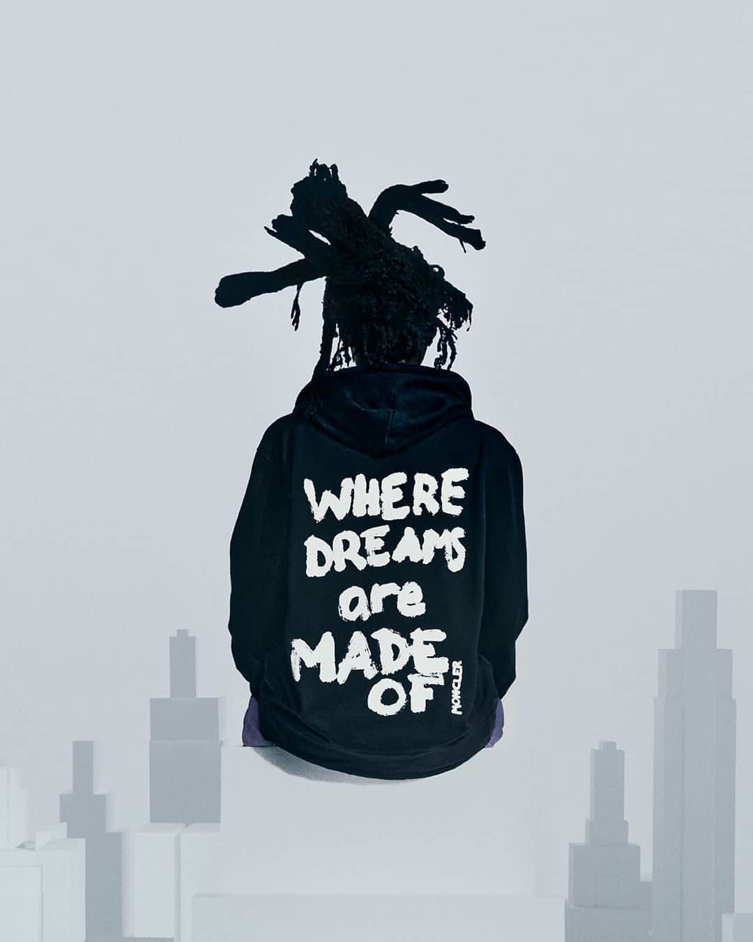モンクレールのインスタグラム：「From the concrete jungle to the world. Inspiring lyrics and New York City iconography channel an attitude that swings above the skyscrapers.   Moncler x Alicia Keys. Now on moncler.com.   #MONCLERGENIUS  #MONCLERALICIAKEYS  @aliciakeys」