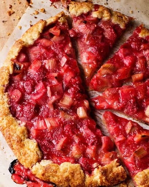 アイナ・ガーテンのインスタグラム：「Crostatas are a great way to celebrate any season - peach in summer, apple in winter, but my favorite Spring dessert is a Raspberry Rhubarb Crostata.  The rhubarb is tart, the raspberries are sweet, and it all comes together in a buttery crisp crust.  I hope you like it as much as I do!! Recipe link in profile. ❤️❤️❤️」