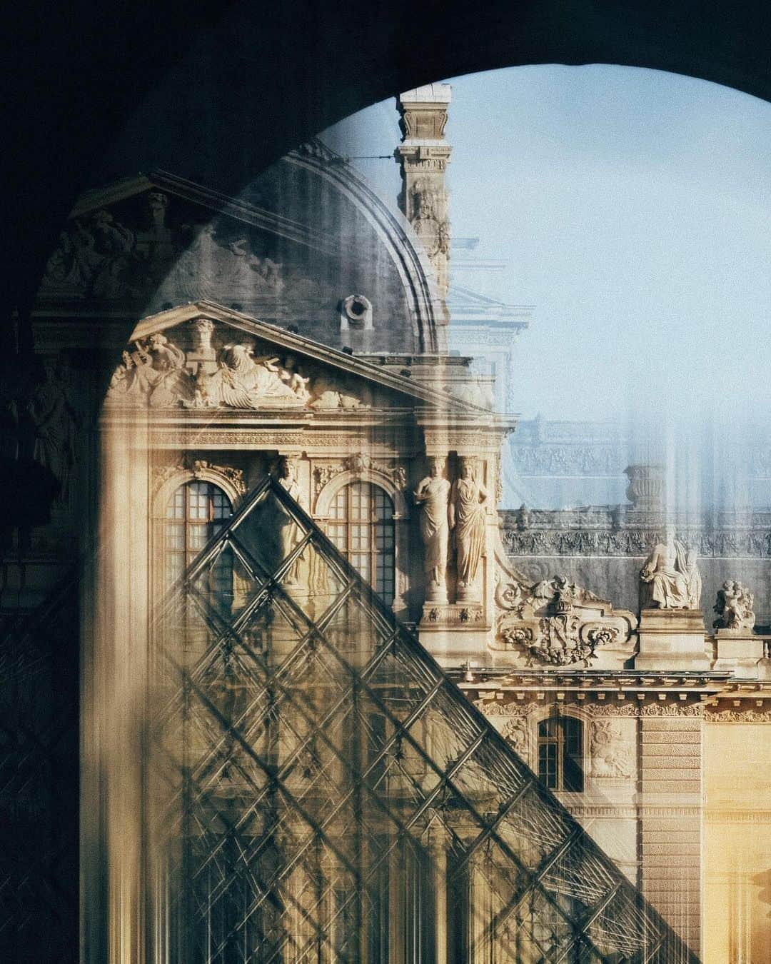 PSNYのインスタグラム：「Louvre. A new print from the ‘Blurred lines’ series」