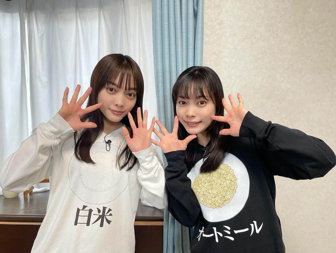 ＹＡＥ【MIO・YAE】のインスタグラム：「#それって実際どうなの課 ご覧いただきありがとうございました🌸 ズボンも白米色とオートミール色でした。笑  オートミールレシピをたくさん知れて全部おいしくて自分でも作ってみたいと思いました👧 満腹感も得られ健康に良くて、わ〜いなことばかりですね‼︎ TVerでも配信中ですぜひ〜。 #それってどうなの課#オートミール#オートミールレシピ#双子#mioyae」