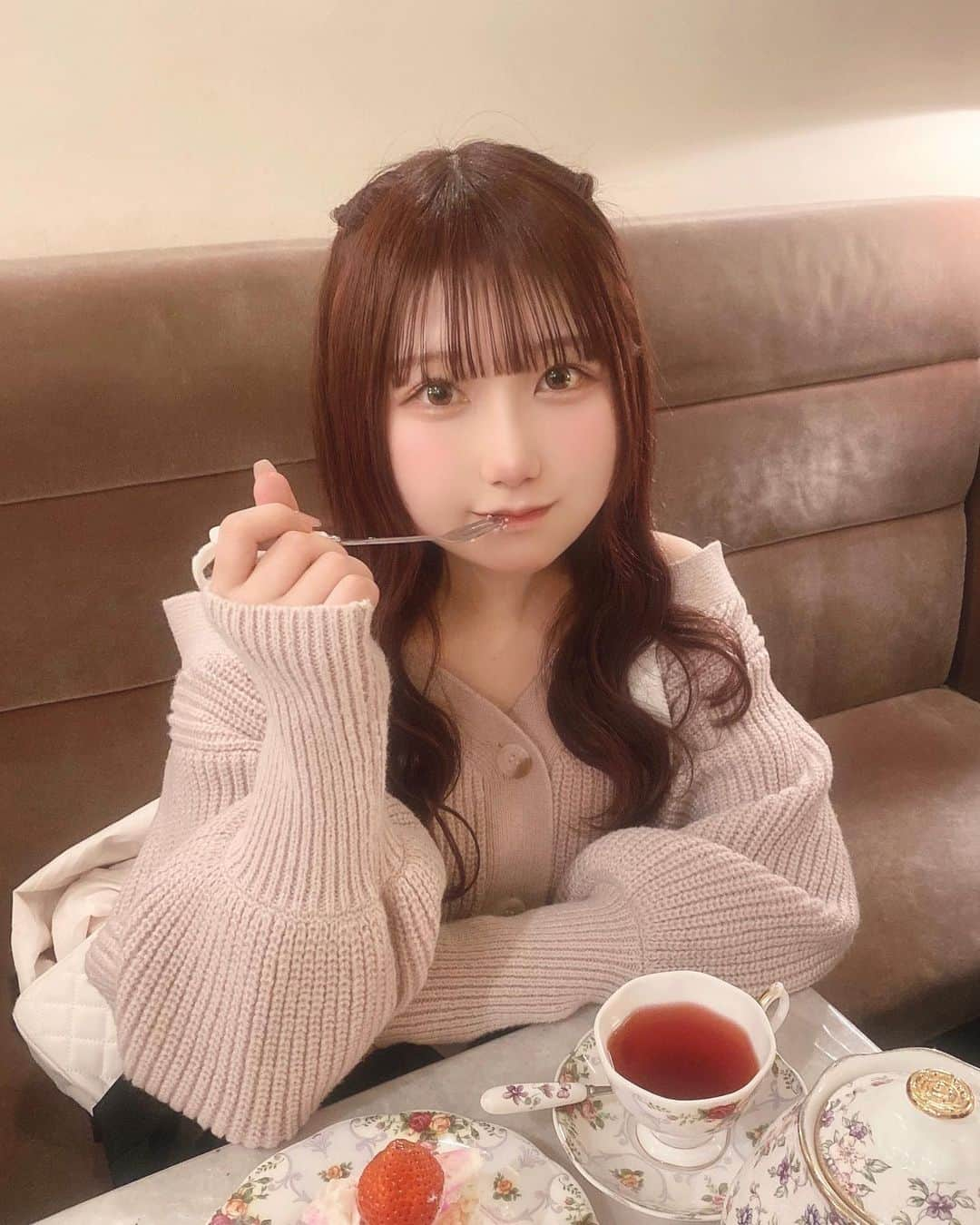 楠木しゅりのインスタグラム：「かわいすぎるカフェ 🫖♡  ポットとお皿好きなの選べるのすごい ‬ ܸ. ̫ .ܸ ‪ ケーキもかわいい〜 🍰」