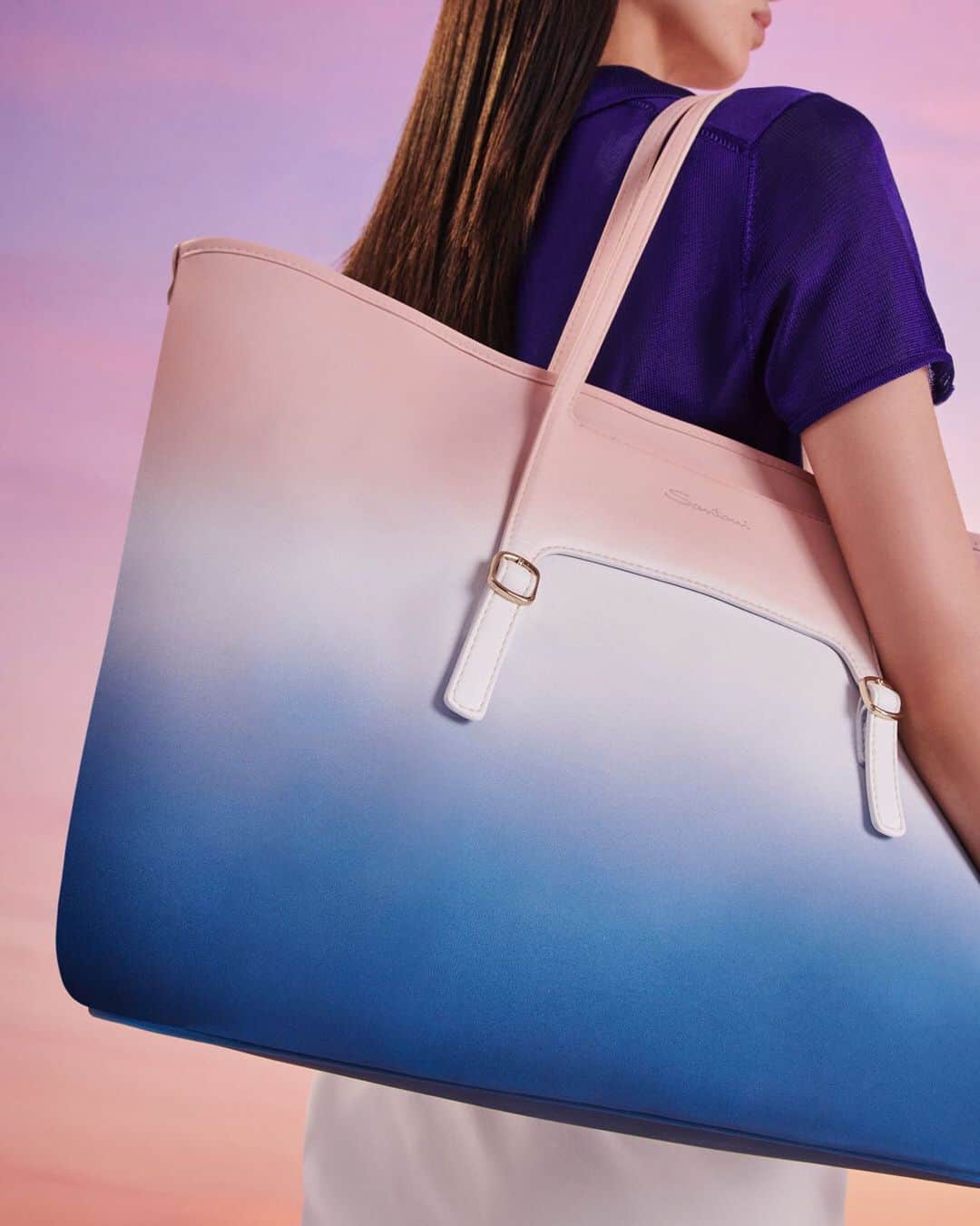 サントーニのインスタグラム：「1970s vibes meet the urban culture.  Discover the air-spray color effect that captures the spirit of spring, turning it into a statement.  #Santoni #SantoniSS23」