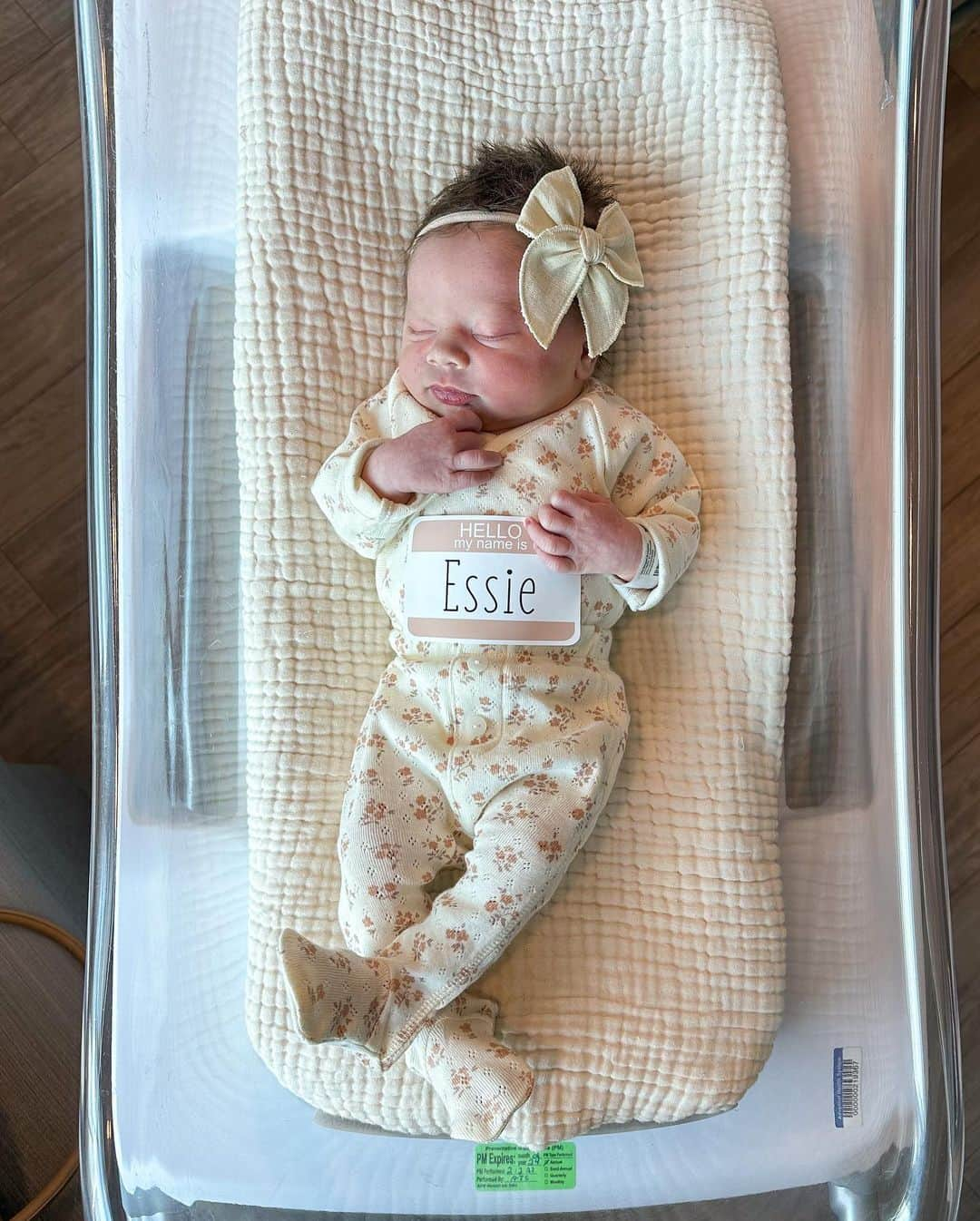 マサイアス・アンドリーのインスタグラム：「• Essie Laine Anderle  • 3/27/23 4:08pm  • 6lbs 13oz  I feel complete ❤️」