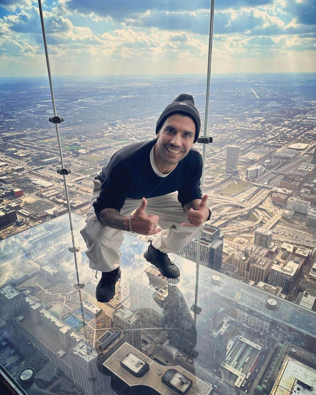 アウグスト・フェルナンデスのインスタグラム：「A 400 mts, naturalizando mi pánico a las alturas 🤩🤟🏽🌇」