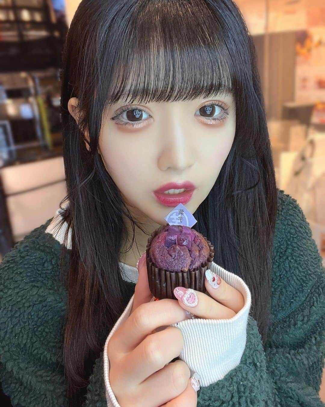 七瀬りおのインスタグラム：「. . 下北沢のお芋ちゃん🍠 ⑅� お芋ライトの前で撮ったからおめめの中が芋！ってなってる🤣 . .」