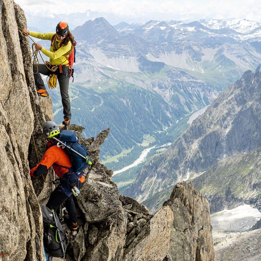 ニナ・カプレツさんのインスタグラム写真 - (ニナ・カプレツInstagram)「The 2023 @arcteryx Alpine Academy is back from June 29-July 2.   I’m looking much forward to teach my overnight portaledge clinic in Chamonix. The @arcteryxacademy has always been one of my favourites. Being outdoors and teaching my knowledge to others gives me a lot.  You can sign up today! Every clinic is guided by a bad ass Arc’teryx athlete. Take the opportunity to learn from the bests! 👌👌👌  ➡️ link in bio to sign up  #arcteryxacademy #arcteryx」3月30日 0時51分 - ninacaprez