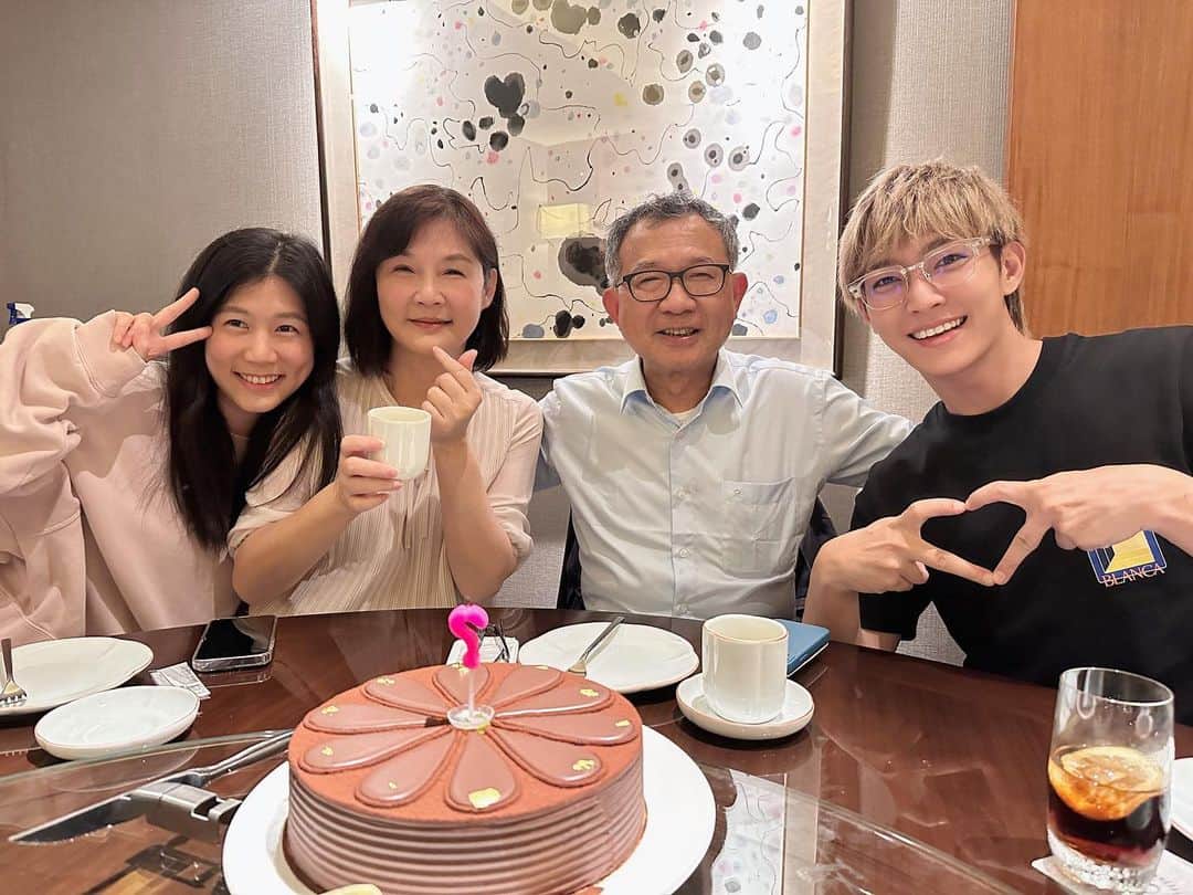 AARONのインスタグラム：「#happybirthday  #dad 祝你永遠健康平安❤️❤️」