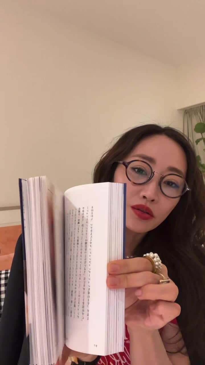 神崎恵のインスタグラム：「・ 明日発売の新刊。 『美を育てる』のお話をちょっぴりしながら、 いただいた質問にお答えしたり、頭を小さくする方法や、顔を短く小さくする方法など、いろいろお話ししています。 ゆるりゆるりと楽しい時間でした。  ありがとうございました😊」