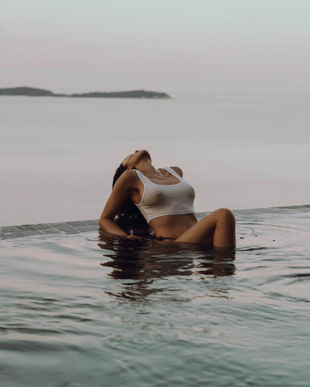 GODDESS OF LOVEのインスタグラム：「The human experience (our bodies) is quite simple and perfect. Although we generally don’t come into this world with the innate wisdom of nature or plants, when we aren’t growing we feel constricted, depressed, and dis-eased. To surrender and allow is to flow with nature.」