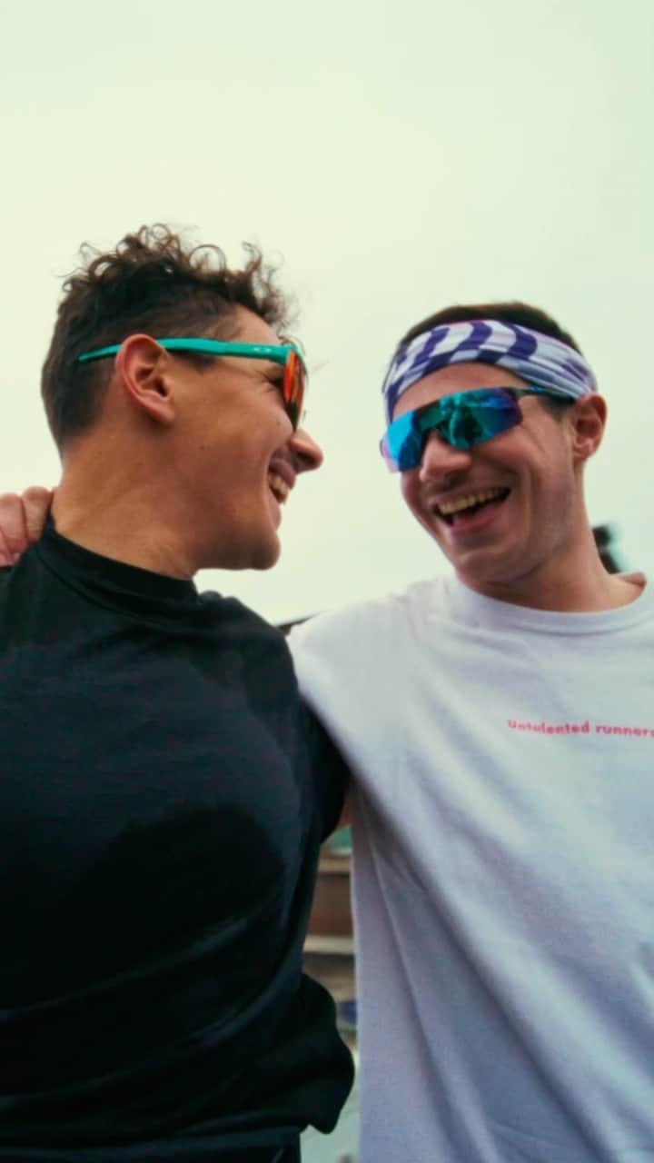 OAKLEYのインスタグラム：「Blood, sweat, and tears - but nothing beats that community vibe. #OakleyRunning  @joliefoulee  @powerup  @zoom.volt.runners」