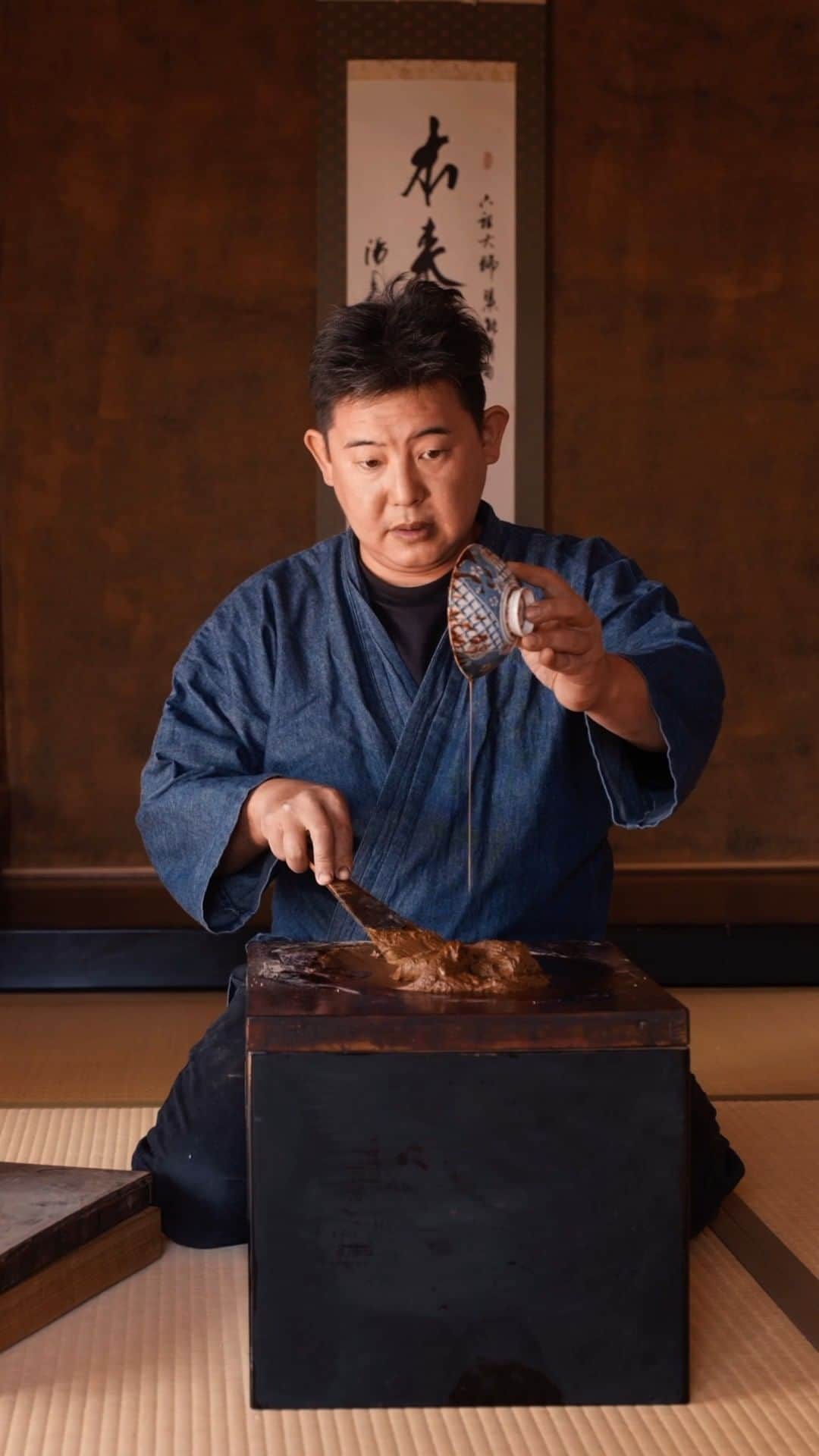 MAZDA Canadaのインスタグラム：「A traditional Japanese craft, some urushi is now considered to be a high-brow art form that’s celebrated for its use of long-lasting and natural resources. Urushi also shares several similarities with Mazda when it comes to flawless design and resourceful craftsmanship. Click the #MazdaStories link in bio to learn more. #MazdaCanada 🔴​ L’urushi est une tradition artistique japonaise aujourd’hui considérée comme une forme d’art de haut niveau, et célébrée pour son utilisation de ressources durables et naturelles. L’urushi partage également plusieurs similitudes avec Mazda en matière de design épuré et d’ingéniosité. Cliquez sur le lien #MazdaMonde dans la bio pour en savoir plus.」