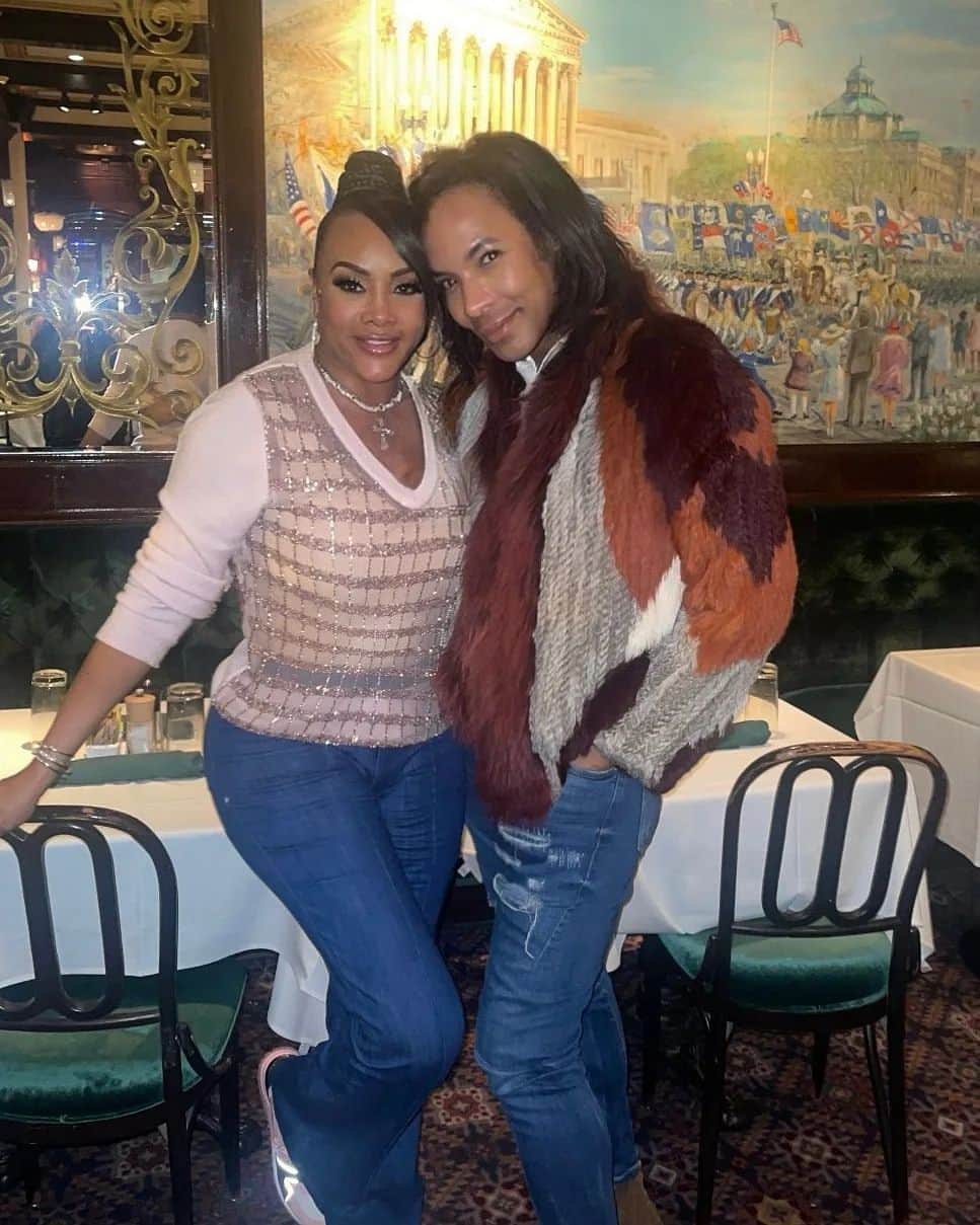 ヴィヴィカ・A・フォックスのインスタグラム：「GM Dawlings! YAASS! Welcome to DC was in full effect! Much LUV to my guy @paulwhartonstyle & @glam_incorporated 4 my YUMMY @oldebbitt dinner! Rocking @phillipbloch sweater @frame jeans @louisvuitton sneakers @candyicejewelry Makeup @glam_incorporated @vivicafoxhair  by ME! #LifeIsGood #GodIsGood #Blessed #Respect #GurlPower #VivicaFoxHair #TeamVivica #TeamFox #MyGrindDontStop #LegitimateCareers #BossMoves #LoveWins #ClassicBadChicks 🔥🖤💖👸🏽🤑🔥」
