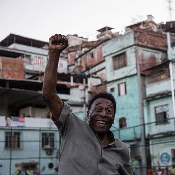 ペレのインスタグラム：「Hoje completam-se três meses que Edson se despediu de nós. Preferimos lembrar dele fazendo o que mais amava: solidariedade. Aqui vão algumas fotos do Rei Pelé construindo a fundação que hoje continua seus trabalhos, em respeito ao seu legado.  . Today marks three months since Edson said goodbye to us. We prefer to remember him doing what he loved most: solidarity. Here are some photos of King Pelé building the foundation that today continues its work in respect of his legacy.」