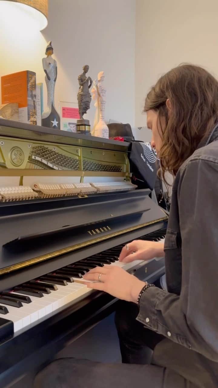 のインスタグラム：「Remember sitting down in Nashville nearly 10 years ago to record this part for chaos and the calm. I wrote it a year or so before that. When we finished it it didn’t have a middle 8. I flew to LA for the first time and it bugged me that whole trip that there wasn’t any kind of middle section. When I got back to London I went back to the studio and on the tube ride there I still had nothing so I wrote a whole middle 8 section in my head, remembered it and recorded it as soon as I walked in the room. It stuck and I still sing it live today.」