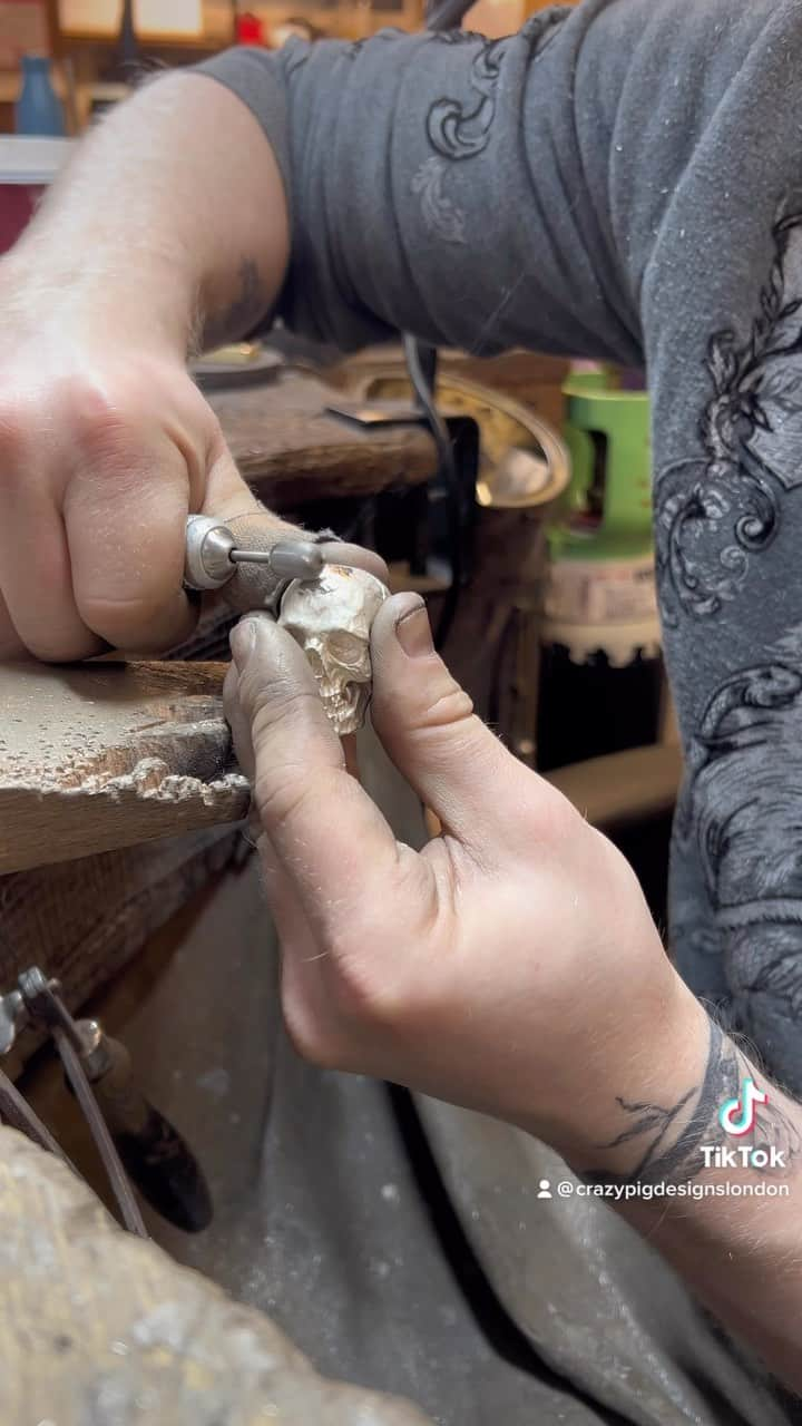 クレイジーピッグのインスタグラム：「Better version with better music on our Tik Tok! Come make a Lost Skull Ring with us ⚒️💀⚒️ . . . . #satisfying #asmr #ring #jewellery #process #silver #925 #rocknroll #gothic #workshop #handmade」