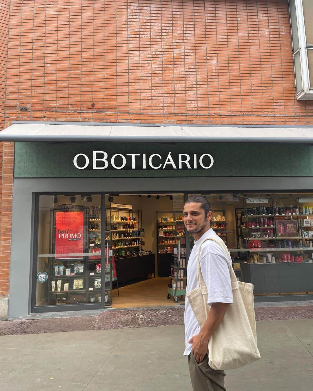 Bruno Gissoniのインスタグラム：「Ei, quero te fazer uma pergunta 🤔 Você costuma reciclar suas embalagens de cosméticos? Sabe sobre o descarte da maneira correta? @oboticario esta completando 46 anos e pediu um presente: que nos juntemos nessa data para levar as embalagens de cosméticos de qualquer marca que temos em casa para qualquer uma das lojas do Boti ou entregar a um de seus revendedores, a fim de garantir o descarte correto com o Boti Recicla, o maior programa de reciclagem em pontos de coleta de todo o Brasil. Bora juntos nessa corrente para garantir um futuro melhor?  #VoceRetornaBotiTransforma publicidade」