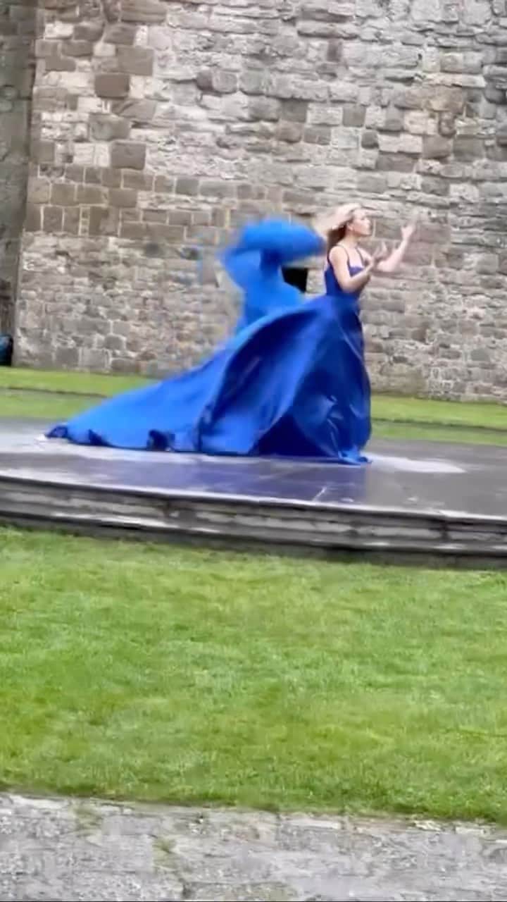 キャサリン・ジェンキンスのインスタグラム：「Filming something for the Coronation in a wet and windy Welsh castle. Thank God for people like Connor going above and beyond 😂」