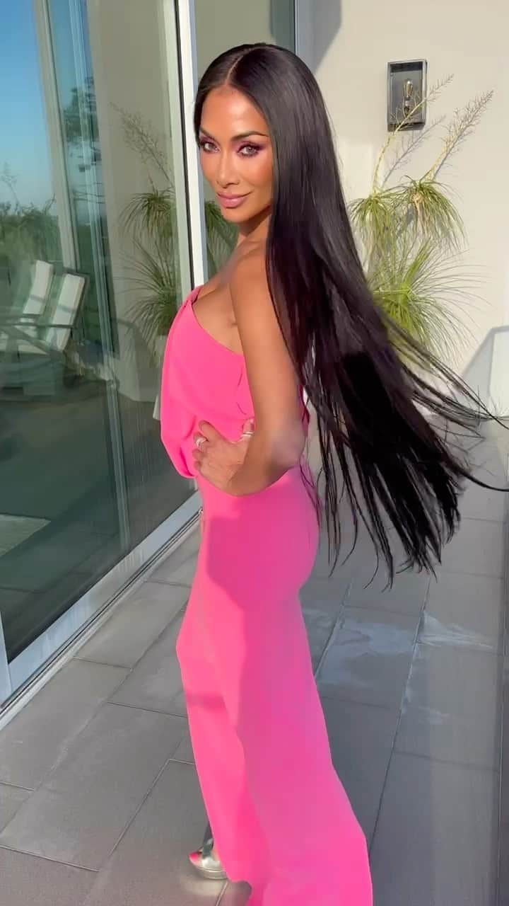 ニコール・シャージンガーのインスタグラム：「💖💖💖  💇🏽‍♀️: @dimitrishair  💄: @rokaelbeauty  👗: @highheelprncess」