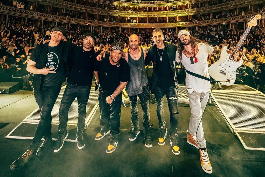 クリス・ドートリーのインスタグラム：「THANK YOU #UK 🤍  You guys know how to take a rock show to the next level.  EVERY NIGHT WENT OFF!!! It's humbling and your support means everything 🙏 Wrapping in #London @royalalberthall was special beyond words.  We'll definitely be doing this again.   Shout out to @ayronjonesmusic for joining us.  You guys tore it up.  🤘🇬🇧🤘  #daughtry #chrisdaughtry #thedearlybelovedtour #england #royalalberthall #newcastle #norwich #bristol #glasgow #manchester #livemusic photos: @hrv_images」