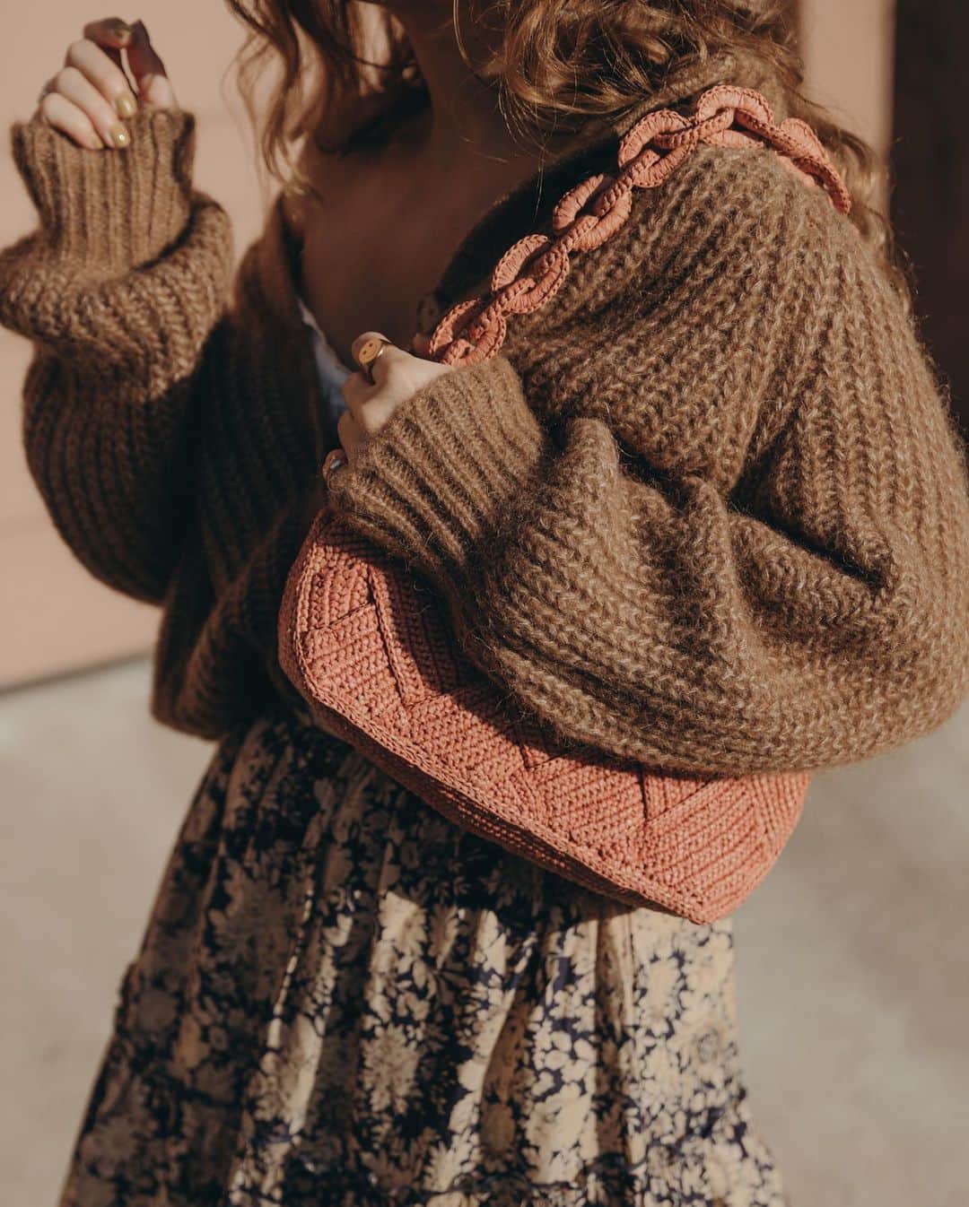 Collage Vintageのインスタグラム：「There is no outfit without details 📸 #springfashion #springstyle #sezanelovers」