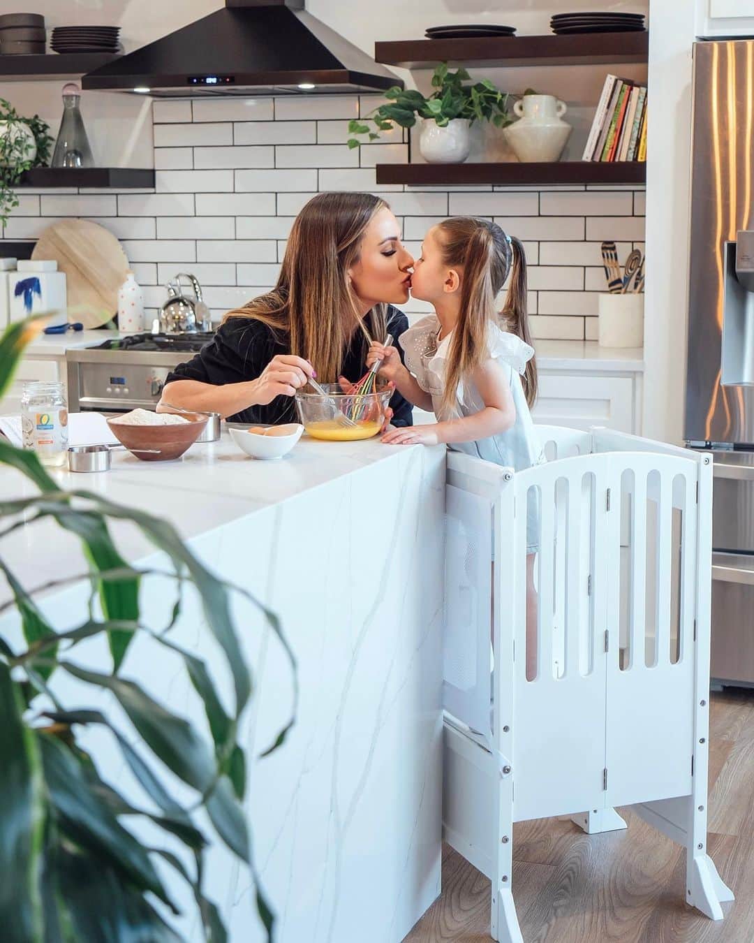 Paige Hathawayのインスタグラム：「♡ G I V E A W A Y ♡ It’s been a goal of mine to SLOW DOWN and enjoy motherhood to the best of my ability. I’ve realized that simply including presley even in the “small things” I enjoy like baking and cooking allowed us to grow our bond even more!  MY GOAL IS TO HELP MAMA’S DO THE SAME:  that’s why I wanted to GIFT ONE OF YOU a @guidecraft_official kitchen helper!   This @guidecraft_official kitchen helper is lightweight, adjustable as your kiddos grow and folds up for convenient storage! It’s available in multiple colors (you get to choose) and it’s super safe! Now your littles can independently stand at countertop height to enjoy more moments of family togetherness!   HOW TO ENTER TO WIN: 1️⃣ LIKE this post  2️⃣ FOLLOW @guidecraft_official and — myself   3️⃣ TAG ALL YOUR FRIENDS! (1 friend per comment) Every friend you tag gives you another chance to win!  This giveaway is open worldwide 🌎  SHARE THIS POST ON YOUR STORIES FOR 10 EXTRA ENTRIES! Accounts on private or public are eligible to win! I will not request to follow you or message you for any other account but my own @paigehathaway so ignore anyone who reaches out!  This giveaway is not sponsored, administered or associated with instagram. No purchase necessary. GOOD LUCK 🍀」