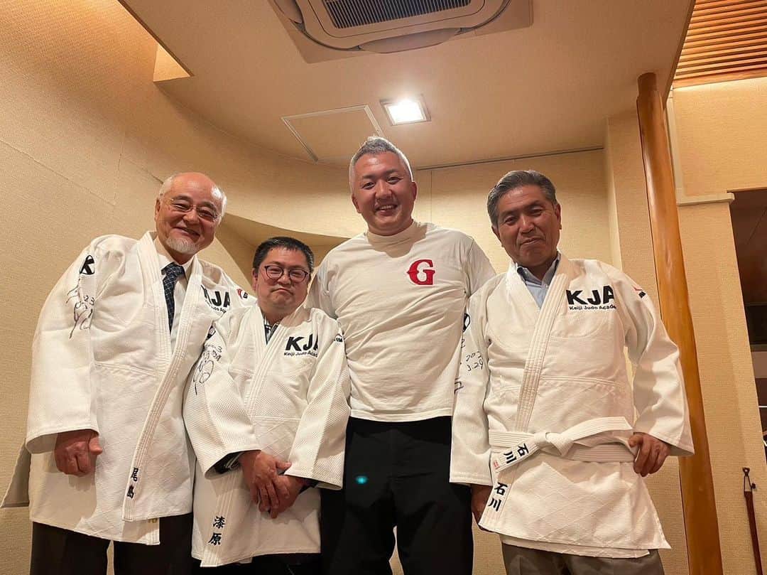 鈴木桂治のインスタグラム：「日頃、お世話になっている 漆原さん、尾島さん、石川さんにアカデミーの柔道着をプレゼント。 喜んでいただけました。^_^ #新横浜　#KJA #keijijudoacademy」