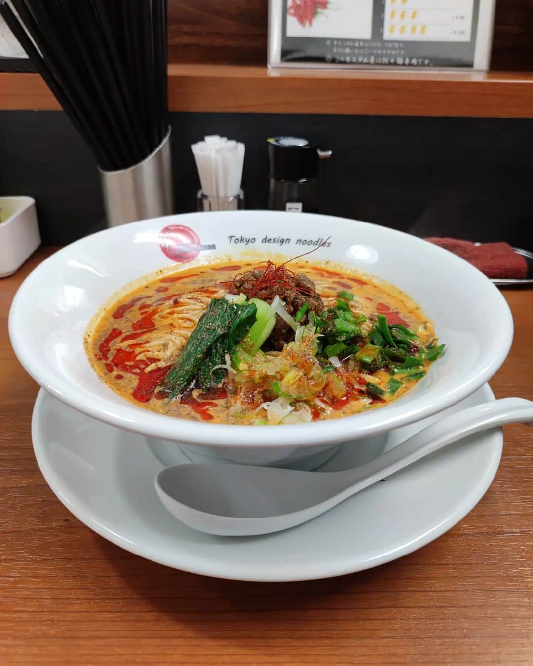 つけMen野郎のインスタグラム：「担々麺 Blood moon 呑んだ帰りに寄り道。担々麺を辛さ2痺れ2でオーダー。酒も飲めるスタイルで、2階はバーのような雰囲気。担々麺はスープが濃厚でおいしい。胡麻の味わい然り、かなり万人が好きそうなテイスト。辛さと痺れも2で程良く効いてうまかった。他メニューも気になったのでまた来よう。」