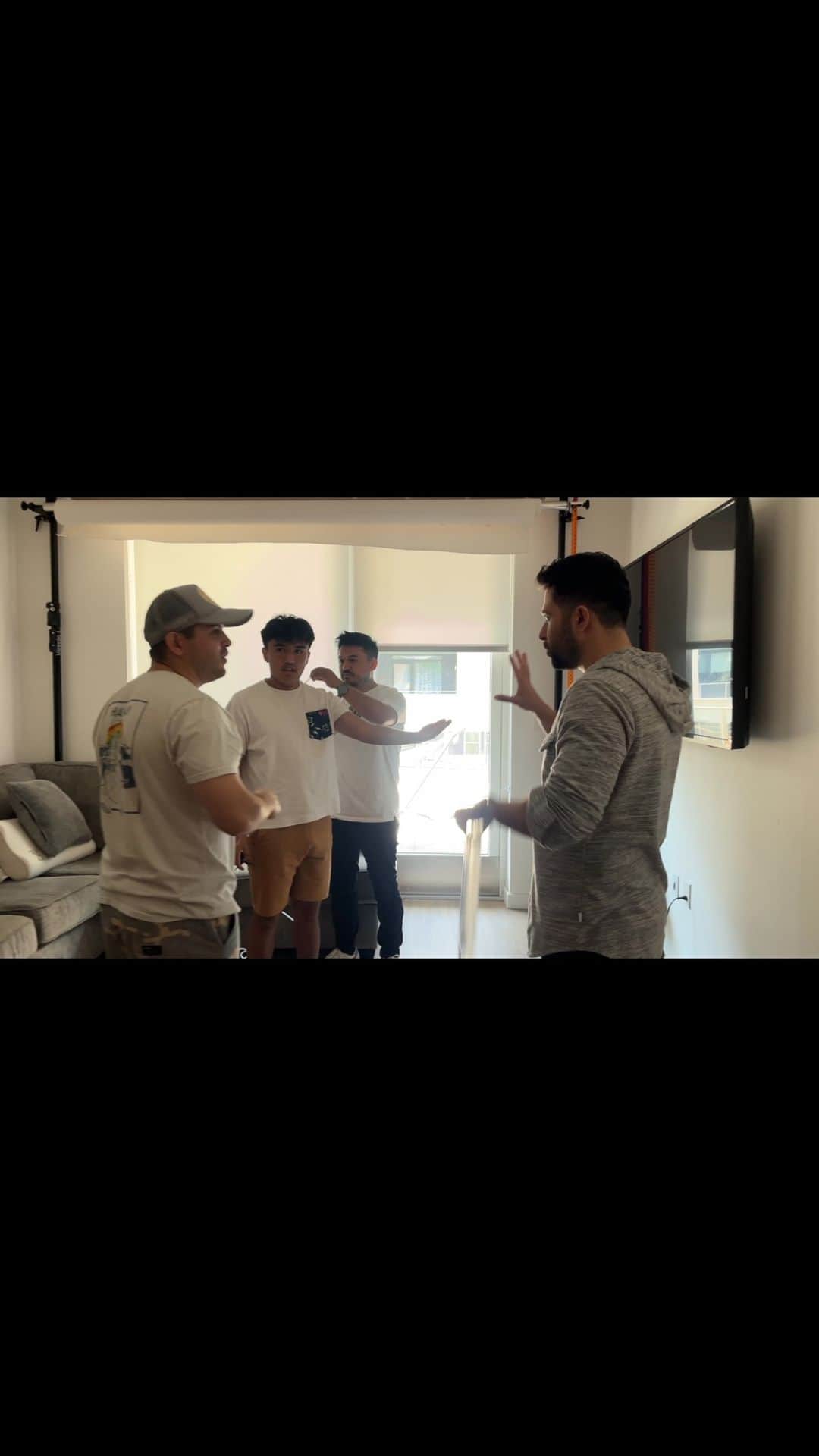 エディー・マーティンのインスタグラム：「Discussing shots and special effects with @jhuliann.chiri」