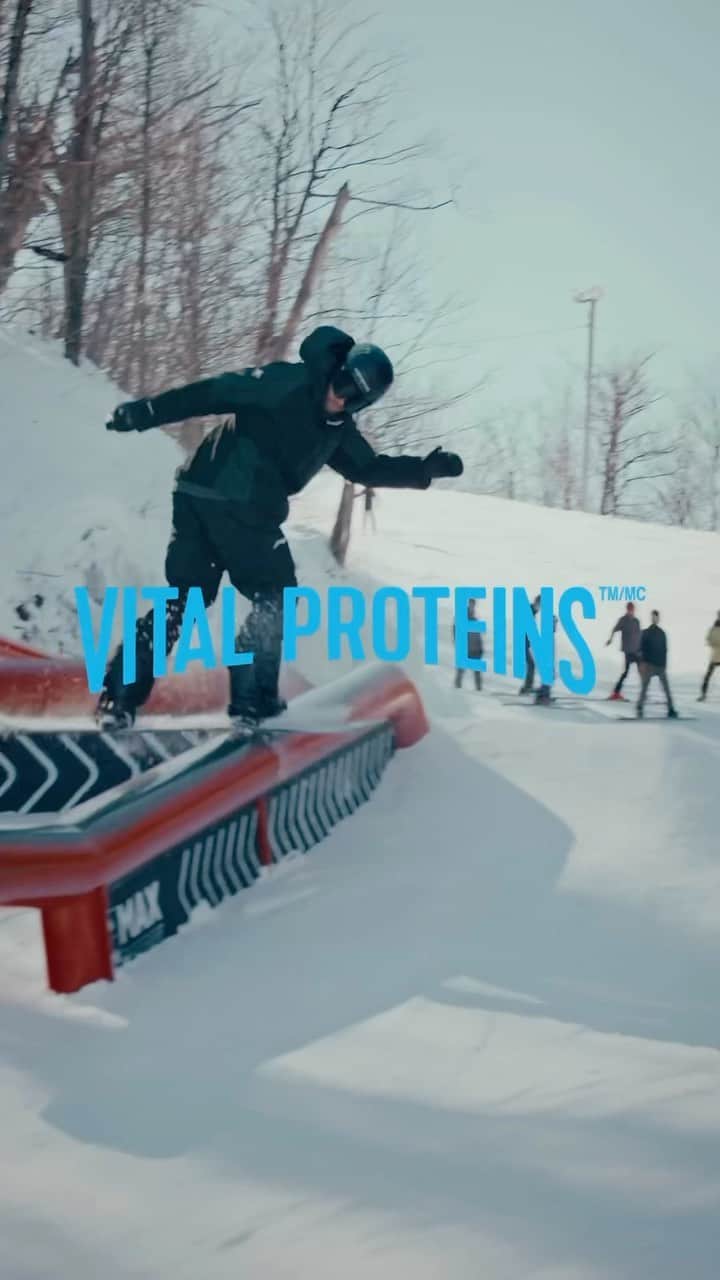 マックス・パロットのインスタグラム：「#ad Snowboarding 🤝 @vitalproteinscanada. Vital Proteins makes it easy for us Canadians to incorporate Collagen into our routine at any place and at any time because it’s tasteless and odourless! My favourite winter wellness routine? A quick scoop of Vital Proteins Bovine collagen before I hit the hills 🏂​  Add Vital Proteins to your winter routine by visiting vitalproteins.ca and use ‘MAXPARROT15’ at checkout + enjoy free shipping Canada wide! 🙌🏻 #WellnessIsVital #VitalProteinsCanada」