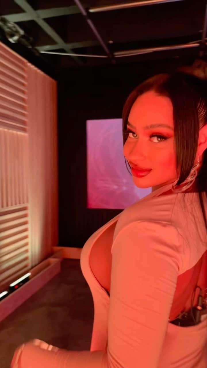Tori Hughesのインスタグラム：「Makeup On The Beautiful @ToriBrixx 🌸  • Hair: @dontaysavoy2  🎥: & Edit: @mr.jglenn  👗: @alexandriademi  📺: @revolttv / @blackgirlstuff  Makeup: @danessa_myricks , @narsissist  • #jglenn #atlmua #toribrixx #revolttv」