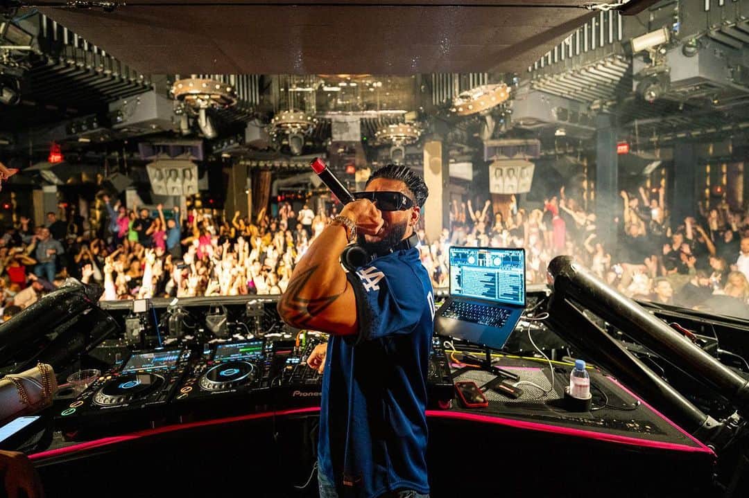 Pauly Dのインスタグラム：「Las Vegas Come Party With Me THIS FRIDAY @marqueelv 🎰🙌🎥🥤🍿」