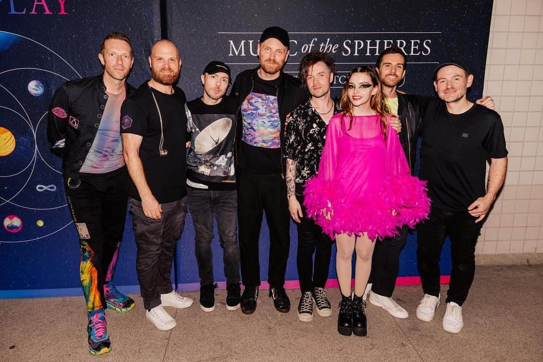 CHVRCHESさんのインスタグラム写真 - (CHVRCHESInstagram)「Thank you so much to @Coldplay for having us on this Brazil tour and to all the amazing fans for showing us such an incredible time each night 💙 📸 @annaleemedia」3月30日 2時42分 - chvrches