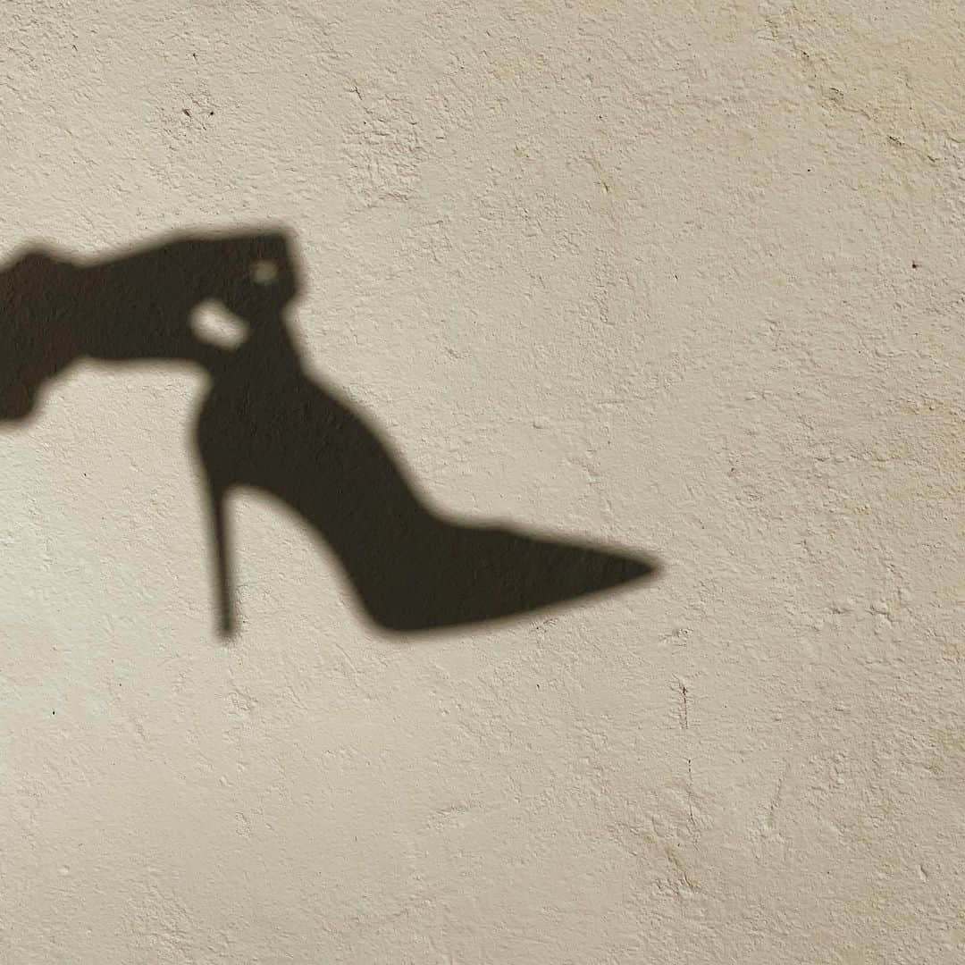 ジャンナメリアーニのインスタグラム：「A silhouette to die for…💘 #giannameliani #shoeaddict」