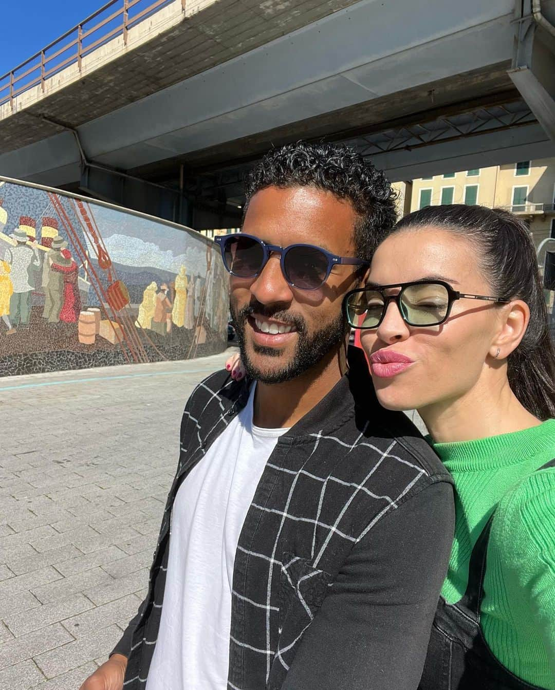 フェルナンド・ティッソーネのインスタグラム：「Recorriendo Génova con el mejor guía🖤 @tisso12 y ese pedacito de historia argentina en su mural!! Bonito homenaje mi amor!! Orgullosa siempre de vos!! #argentina #italia #genova #tisso #tissone #crucero #homenaje #mural #italy #family #mifamilia #familyfirst」