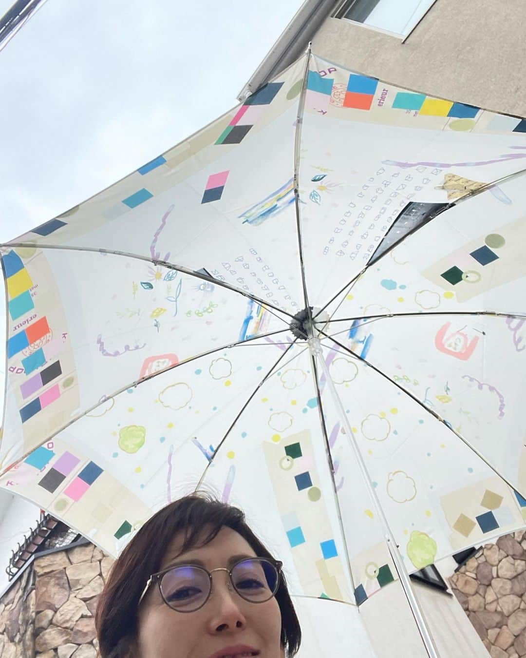塩田真弓のインスタグラム：「愉しい雨の日でした #新しい傘」