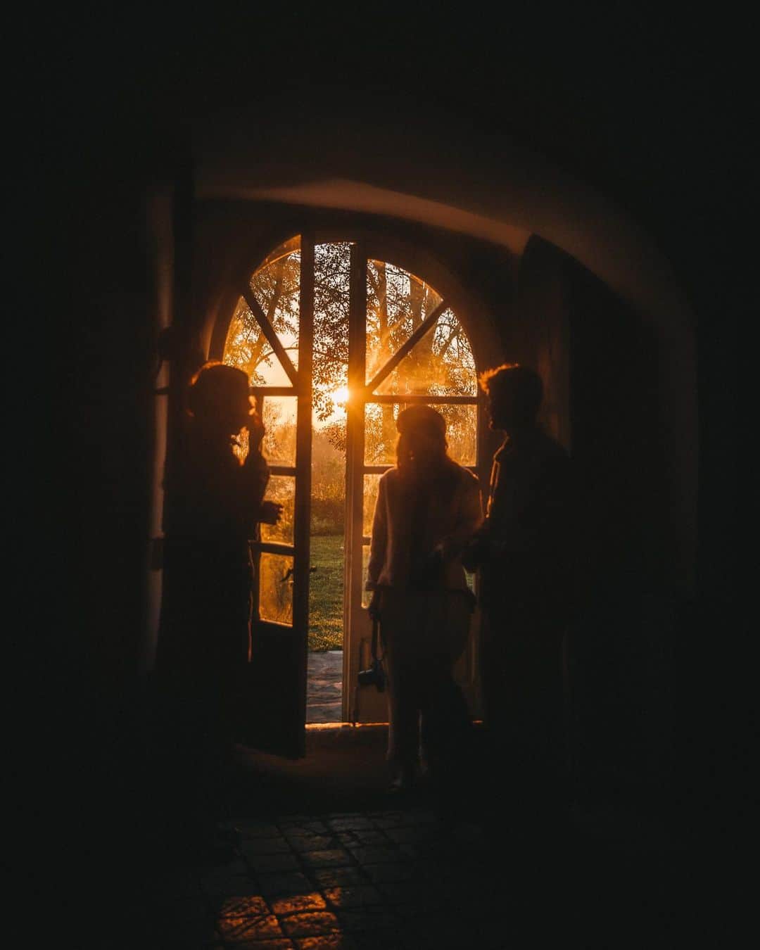 Linda Lomelinoのインスタグラム：「The most incredible sunrise at Mas Antic, a beautiful villa in Empordà, North of Spain where we were fortunate enough to stay thanks to @viu_emporda. Viu is an Empordà based housing and travel experience company which offers very unique homes in the most beautiful area.   This is also where I will be hosting a workshop in the beginning of May together with @adelasterfoodtextures, @yagobruna and @carolina_ferrer_! Can’t wait to be back. Thank you @viu_emporda for organizing such a special stay for us! 🤍」