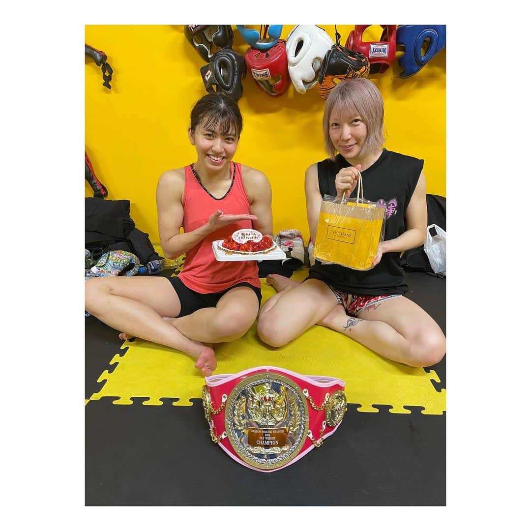 Melty輝のインスタグラム：「ぱんちゃんから DBSフライ級チャンピオンのお祝いで ケーキとロクシタン頂きました🥺💓  嬉しい〜😭  試合に勝つ事が出来たのは ぱんちゃんと練習したお陰だと 思ってます😭  本当に感謝しています🥺  今はぱんちゃんのサンドバッグ 状態だけど  少しでもぱんちゃんにパンチ当てられるようになって  ぱんちゃんの練習の役に立てる様に 頑張ります🫡  これからも練習よろしくお願い致します🙇‍♀️❤️  ぱんちゃんBIG LOVE♡  @panchanrina   #最強キャバ嬢だった人#Melty輝#キャバクラ#キャバ嬢#元キャバ嬢#経営者#ホワイトニングサロン#格闘技#キックボクシング#teamAKATSUKI#ぱんちゃん璃奈#尊敬#感謝#リスペクト#DBS#フライ級チャンピオン#お祝い#いちごタルト#ロクシタン#ありがとう」