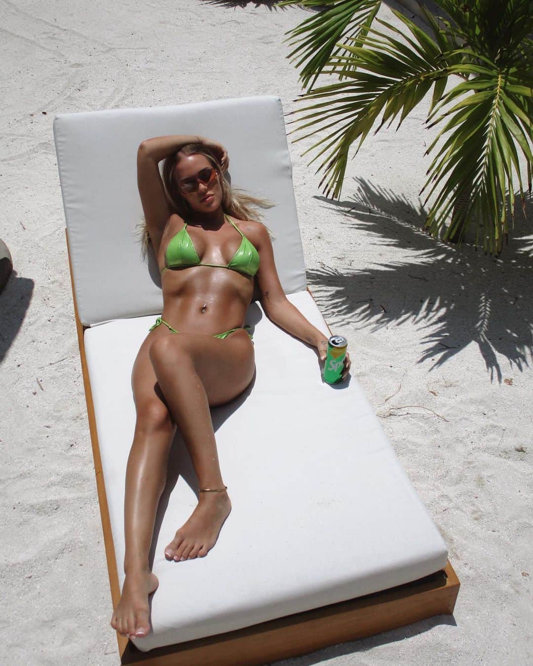ロッティー・トムリンソンのインスタグラム：「miss posing round the beach all day 😪」