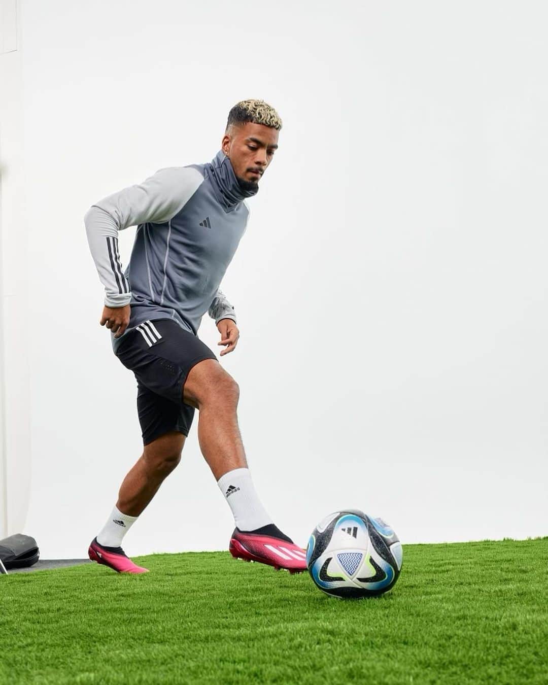 ベンジャミン・ヘンリックスのインスタグラム：「🥷🏿🥷🏿🥷🏿 @adidas_de #adidasFootball #createdwithadidas」