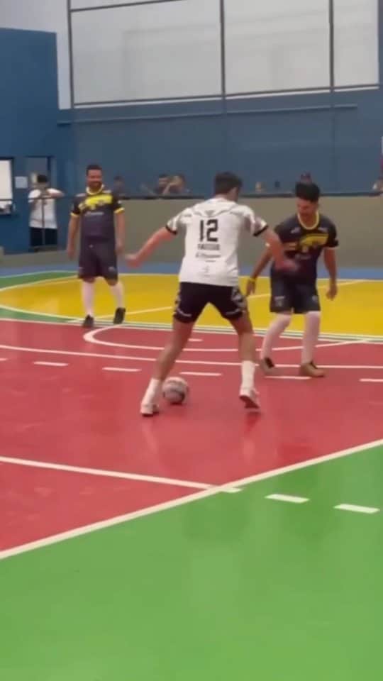 アレッサンドロ・ローザ・ヴィエイラのインスタグラム：「Job Vacancy: Floor Cleaner 🧽🫧 #7futsal  w/ @falcao12oficial @tiagohf_lopes @wesleysantosofc」