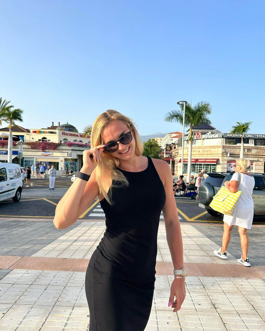 Kamila CIBAのインスタグラム：「Yo estoy muy bien 🤞🏻🌞🌴 #tenerife #muybien #buenosdias #sportcamp #freetime #polishgirl #blackdress #blonde #blondynka #sunlight #happy #28」