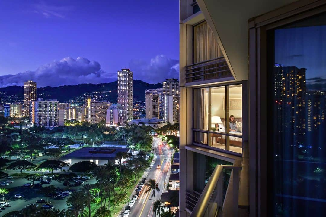 Trump Waikikiのインスタグラム：「The unrivaled location of our Waikiki resort places you steps away from exclusive boutiques, restaurants, and the vibrant nightlife of the city.  #TrumpWaikiki #TrumpWaikikiStyle」