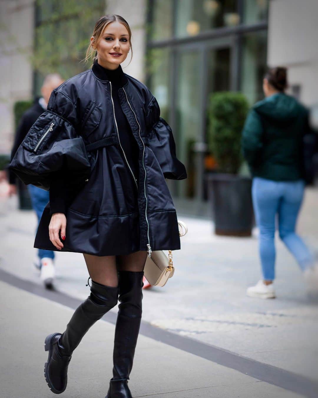 オリヴィア・パレルモのインスタグラム：「Power Puff Girl 🖤  📷: @thestewartofny  🧥: @simonerocha_  👕: @burberry  🩳: @zara  👢: @stuartweitzman  👛: @dior」