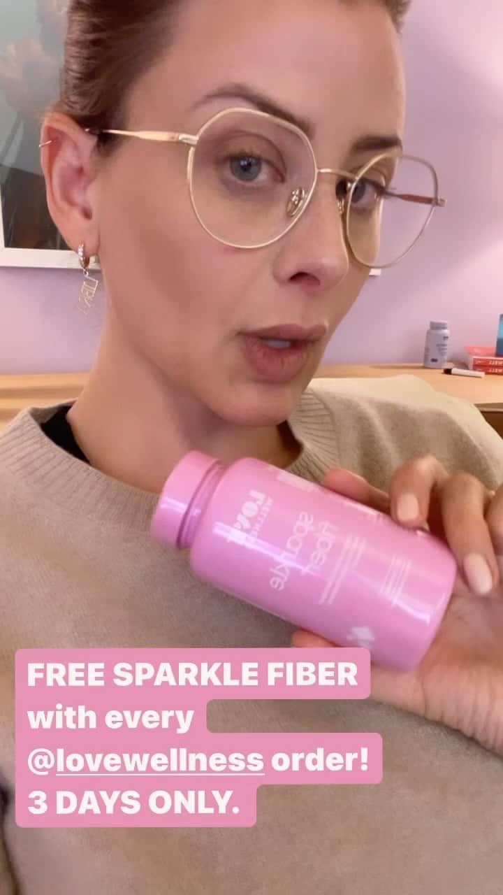 ロー・ボスワースのインスタグラム：「3 days only - FREE Sparkle Fiber with every @lovewellness order. We’re calling it The “Poop Better Sale” lol 😎💩 if you’ve ever wanted to try these amazing fiber capsules, THE MOMENT IS NOW. No code needed, added automatically FREEBIE in cart.」
