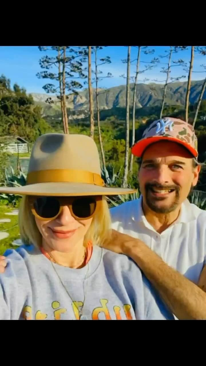 ローレン・ホリーのインスタグラム：「Loved seeing you @phillipbloch ❤️ ————————////————————————- @laurenholly I’m stuck on you like glue 💔 thank you for a beautiful day where the company was as beautiful as The view and there you go doing that thing that makes me laugh and just like that  there you go making My heart beat again My heart beat again My heart beat again there you go makeing me feel like a kid won’t you do it do it again  #myrideordie #longtimefriend you are #thegift that keeps on giving .. you must have been childhood friends cuz we’ve known each other more than 25 years we’ve kissed a lot of frogs and kicked a lot of ass and done it all while looking fabulous thank you for always inspiring me and making me feel home wherever we are」